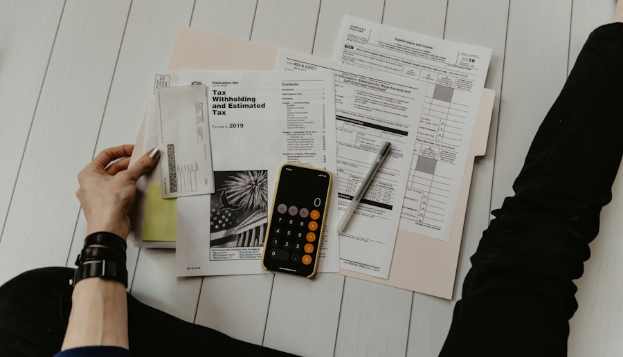 Rechnungen und Unterlagen in der Hand