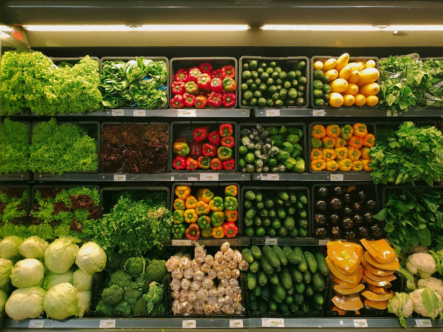 Obst- und Gemüseregal im Supermarkt